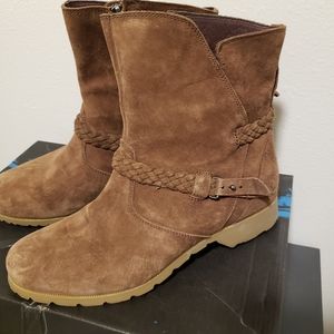 Womens Teva boot size 10. Worn once